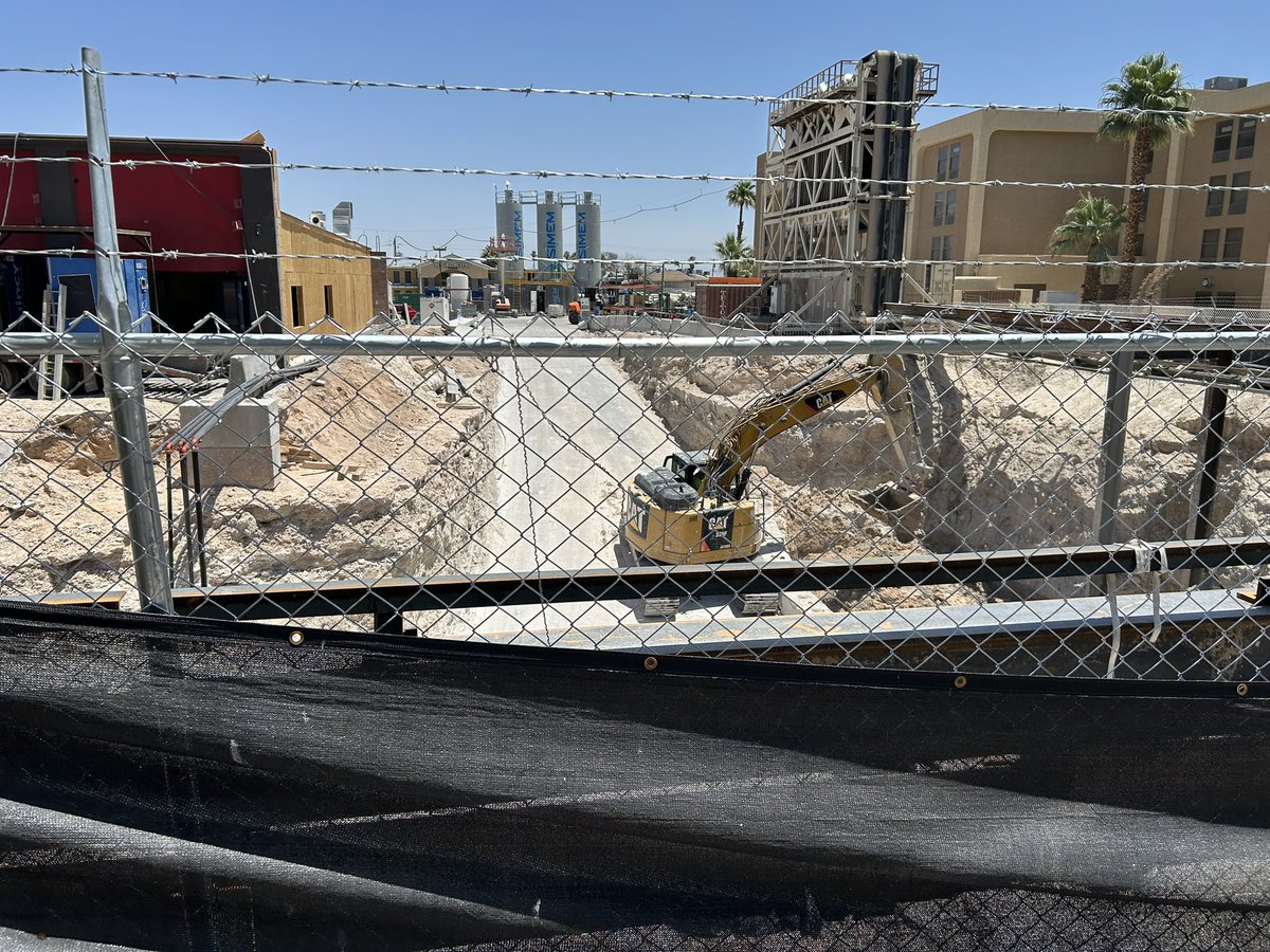 Mic_VegasSphere's tweet image. UPDATE BORING COMPANY Vegas Loop Firefly station on Paradise Rd.
Interesting they call this site Firefly. I was a well known local restaurant that moved during Covid. Lots of progress here it’s difficult to photograph though. Not sure if the ramp is temporary for…