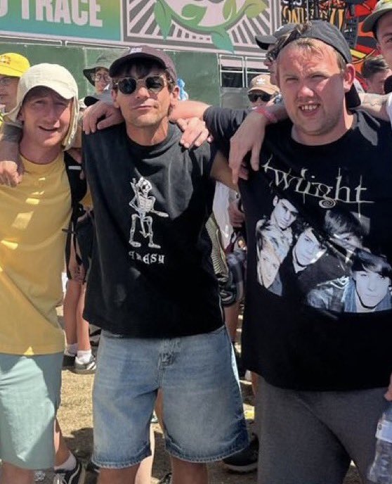 2024 vs 2025😭 Louis’ friend wearing a new 1D parody shirt each year is so funny to me🤣