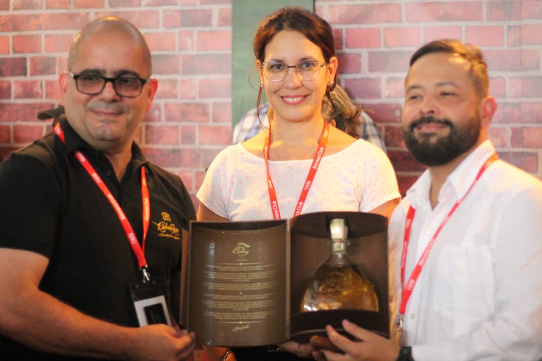 CubaRonSA's tweet photo. 🇵🇦🥃 El embajador de Panamá en Cuba, Edwin Pitty Madrid, visitó el stand de #CubaRonSA en #Expocaribe2025. Interesado en la tradición ronera oriental, conoció nuestros procesos y productos. ¡También le invitamos al III Festival del Ron Cubano (19-22 nov, Varadero)! 🌎 #RonCubano https://t.co/cN3Ljmt2Am