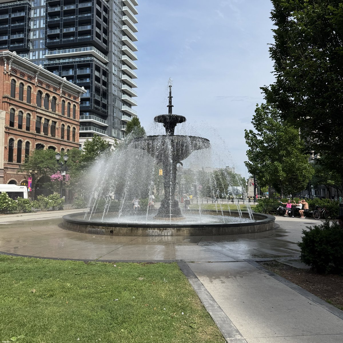 After a few technical hiccups kept the Gore Park Fountain from running, it’s back up to full strength after some needed repairs. On these warmer days it makes a huge difference. Hope you’re able to get out to enjoy the weather this weekend! #HamOnt