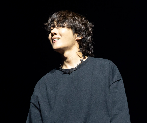 AboutMusicYT's tweet image. 3 years ago today, BTS' J-Hope made history and performed at Lollapalooza.