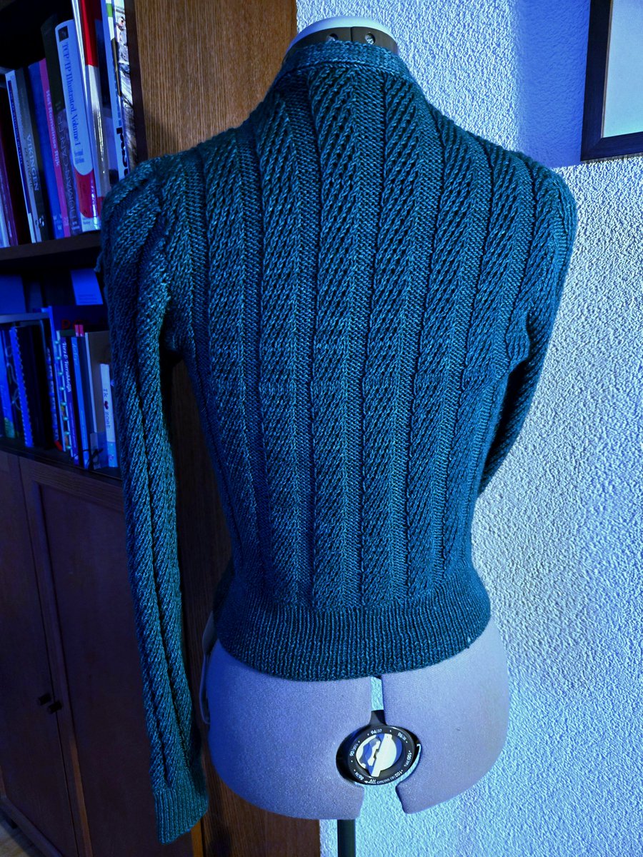 cheerfulhitsuji's tweet photo. I made some good use of my knitting needles and knitted my first cardigan. I followed the 'diagonal rib cardigan' pattern from Susan Crawford and Jane Waller's "A Stitch In Time". It took watching MANY streams, but I'm really happy with it!
#knittedcardigan #handmade #yarnworks https://t.co/LewQMhXxAN