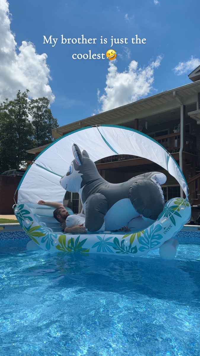 dalton_everts's tweet image. Had a fun pool day with Chloe and saphi