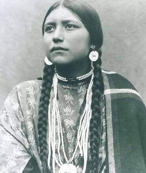 Nella cultura Cherokee, le donne potevano scegliere se essere guerriere o spose.
Se optavano per il matrimonio, erano loro a scegliere il compagno e, se lo desideravano, potevano chiedere un periodo di convivenza prima della cerimonia per capire se lui fosse all’altezza come