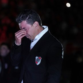martinidaberry's tweet photo. River siempre fue igual. Un club que quiere quedar bien con Dios y con el Diablo.  Aprieta por acá y se lava las manos por allá. 
La única vez que se rebeló (con el diablo), terminó en la B.

Si sos tan grande como decís, bancatela solito. Pero no. Tuvo que esperar a papá Tapia.

Salas se irá a River por un nuevo invento, donde la AFA se queda con un porcentaje.

River, date cuenta. Para calentar la pava sos el primero, para resolver, la gallina de siempre.