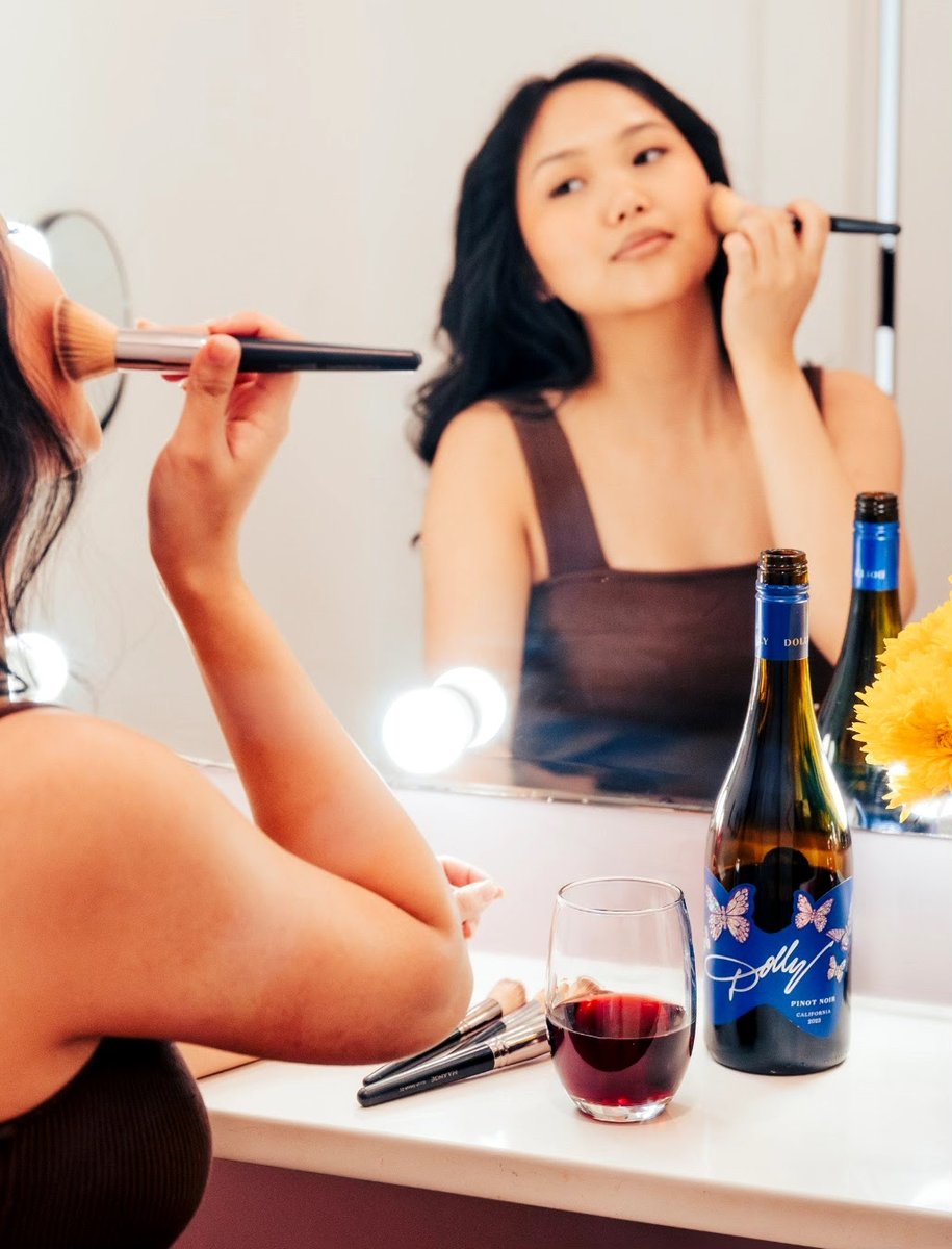Dollywines's tweet image. The best part of a night out is getting ready with a glass of Dolly Wines Pinot Noir (US Only) 🍷✨