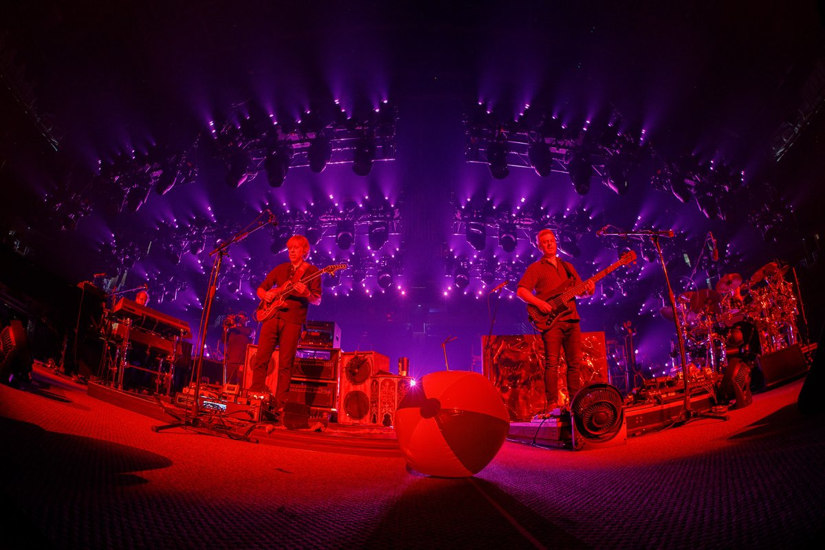 Tune in now! Night 2 from Austin is about to begin → webcast.livephish.com 

📸: Rene Huemer