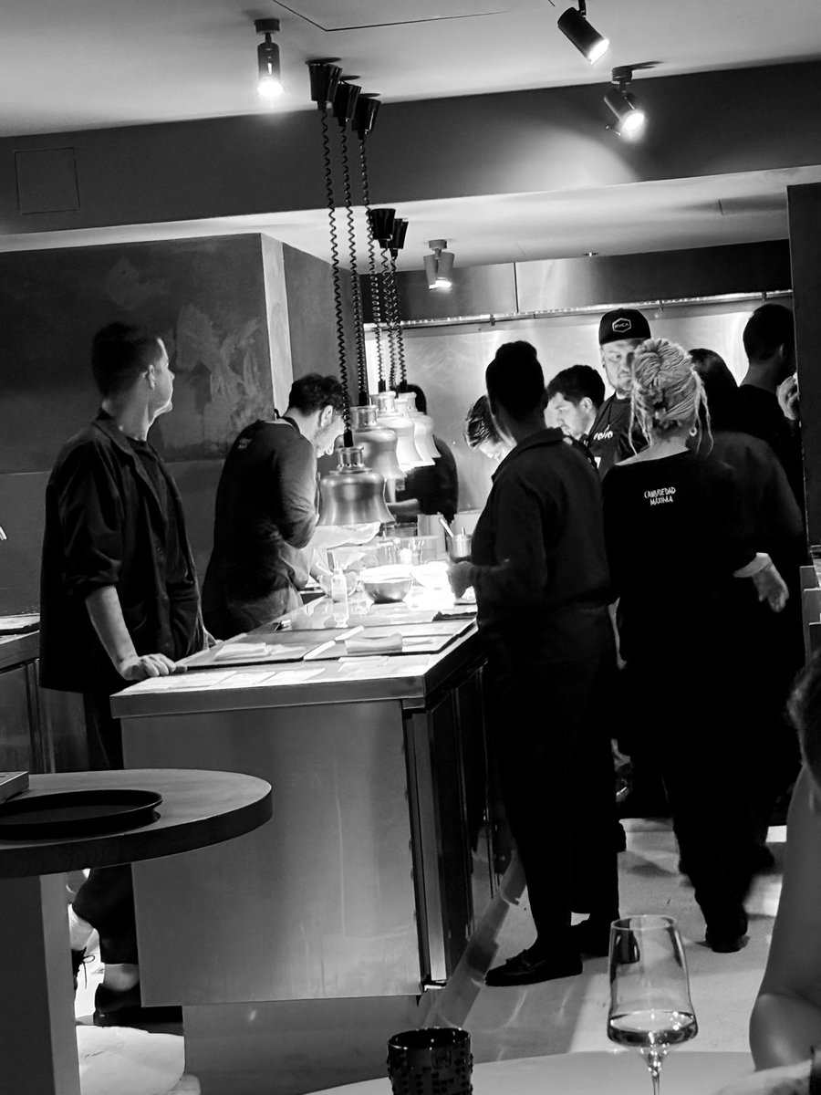 Mine_Jam_'s tweet image. “Es que los Estrella Michelín son muy caros”. Sí, pero hay que pagar a todo ese equipazo. En Gofio (Madrid) hay 10 mesas y como 15 personas currando. No, no te vas con hambre (no seas cuñado), y sí, es un espectáculo. ¿Prefieres ir al fútbol? Ok. RESPECT EVERYONE 🫶