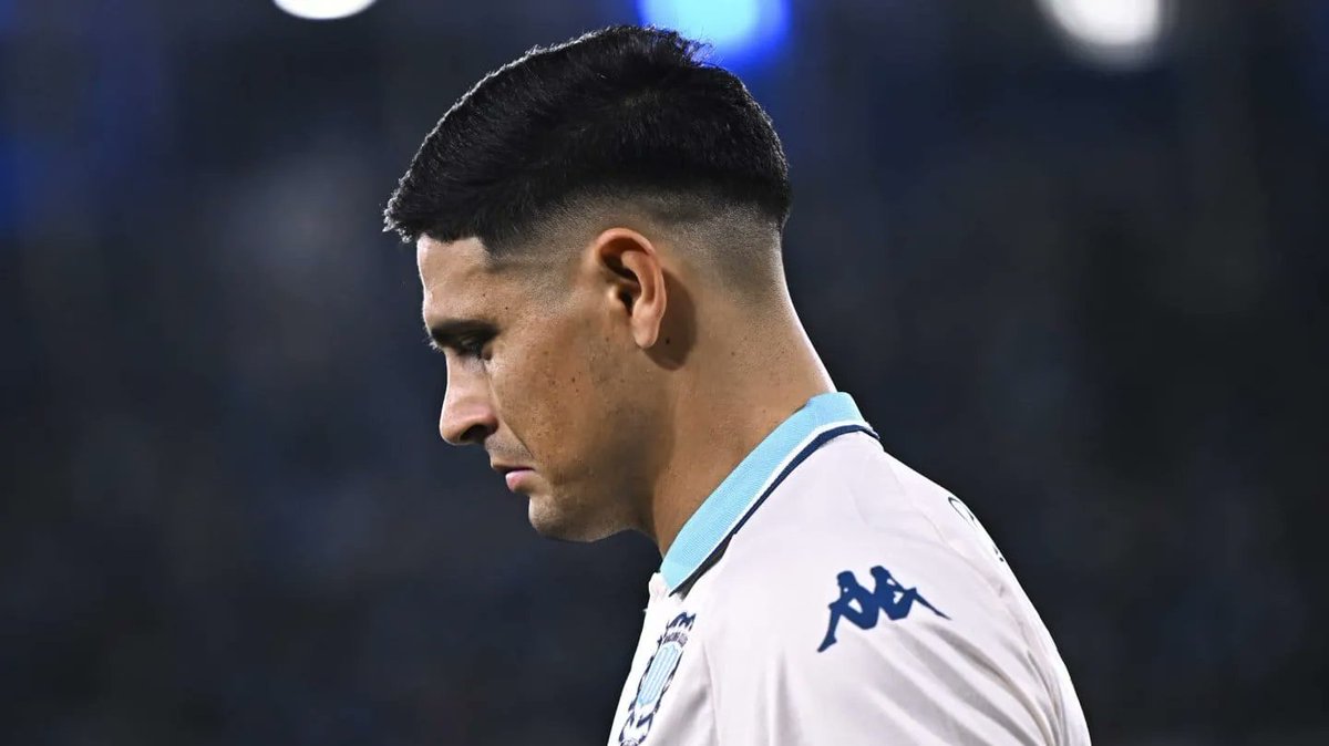 martinidaberry's tweet photo. River siempre fue igual. Un club que quiere quedar bien con Dios y con el Diablo.  Aprieta por acá y se lava las manos por allá. 
La única vez que se rebeló (con el diablo), terminó en la B.

Si sos tan grande como decís, bancatela solito. Pero no. Tuvo que esperar a papá Tapia.

Salas se irá a River por un nuevo invento, donde la AFA se queda con un porcentaje.

River, date cuenta. Para calentar la pava sos el primero, para resolver, la gallina de siempre.