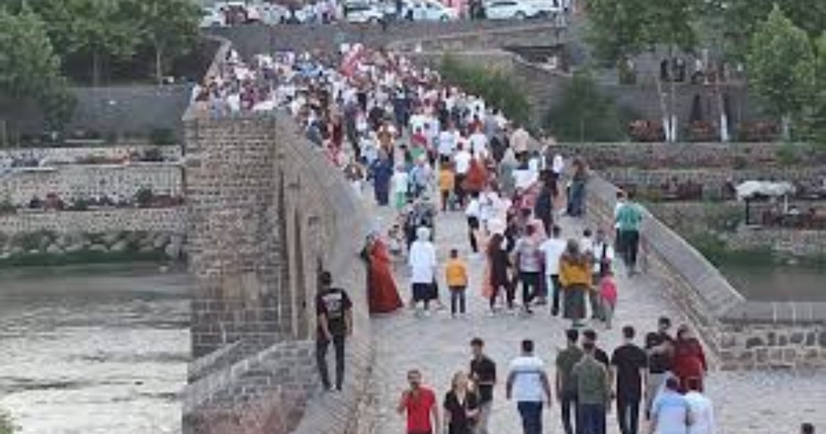 🔴 Diyarbakır 2024’te Turizm Rekoru Kırdı

▪️Diyarbakır, 2024 yılında yaklaşık 2 milyon turist ağırlayarak turizmde rekor kırdı. Tarihi ve kültürel zenginlikleriyle ilgi gören şehir, Doğu ve Güneydoğu Anadolu’nun parlayan yıldızı oldu.