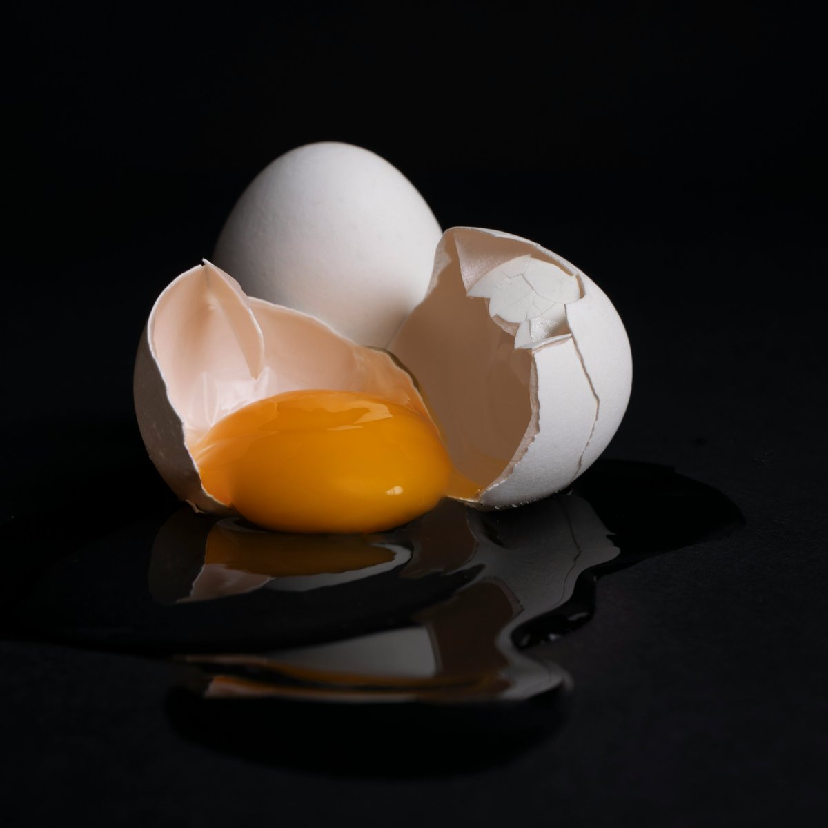 glucosegoddesss's tweet photo. Still ordering egg-white omelets? You're throwing out the most nutritious part of the egg.

The yolk is a powerhouse, containing all the healthy fats, vitamins, minerals, and antioxidants. The white is mostly just protein and water.

Eat the whole egg! 💛