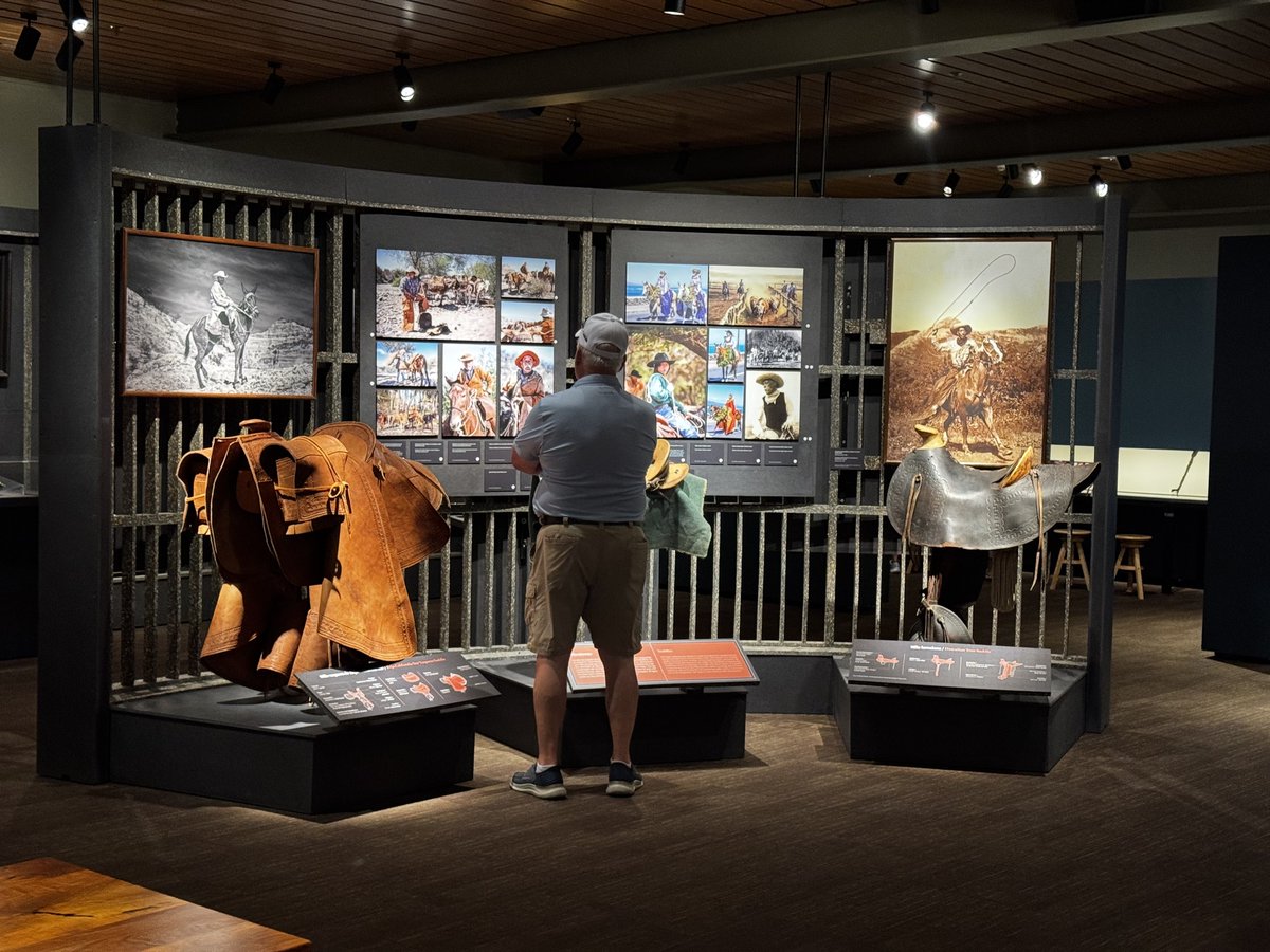 theSARiverWalk's tweet image. The Briscoe Western Art Museum 🎨 is a MUST-SEE spot downtown, full of art + stories from the American West.

🤠 On display: Aloha Vaqueros (Now-Sept. 1)
This vibrant exhibit shares the true tale of Mexican vaqueros who shaped Hawaii’s cowboy culture 🌺🐂

bit.ly/3IXmQUR