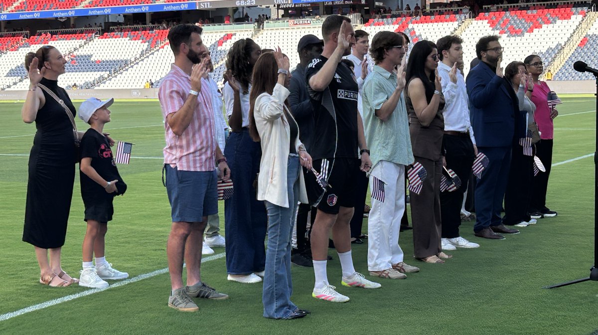 USCourtsMOED's tweet image. On Wed 6/25, U.S. Magistrate Judge Joseph Dueker welcomed 21 #NewUSCitizens from 18 countries at a special naturalization ceremony hosted by @stlCITYsc at @Energizer_Park. Among the new citizens was St. Louis CITY SC goalkeeper coach Alex Langer. Congratulations to all!