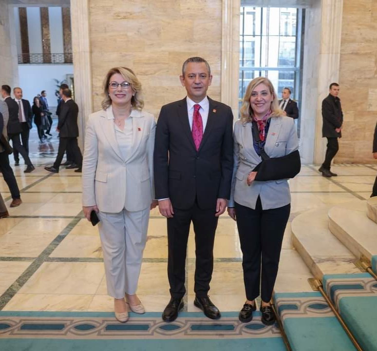 CHP  kayyumların  değil, kongrelerin, sandığın, iradenin,  kurultayların partisidir. 
Geçmişten geleceğe  geleneklerimizde, nasıl ki her türlü dayatmaya karşı durmak var ise, bugün de yargı eliyle partimizi dizayn edilmesine karşı duracağız. 
CHP üzerinde oynanmak istenen oyunun