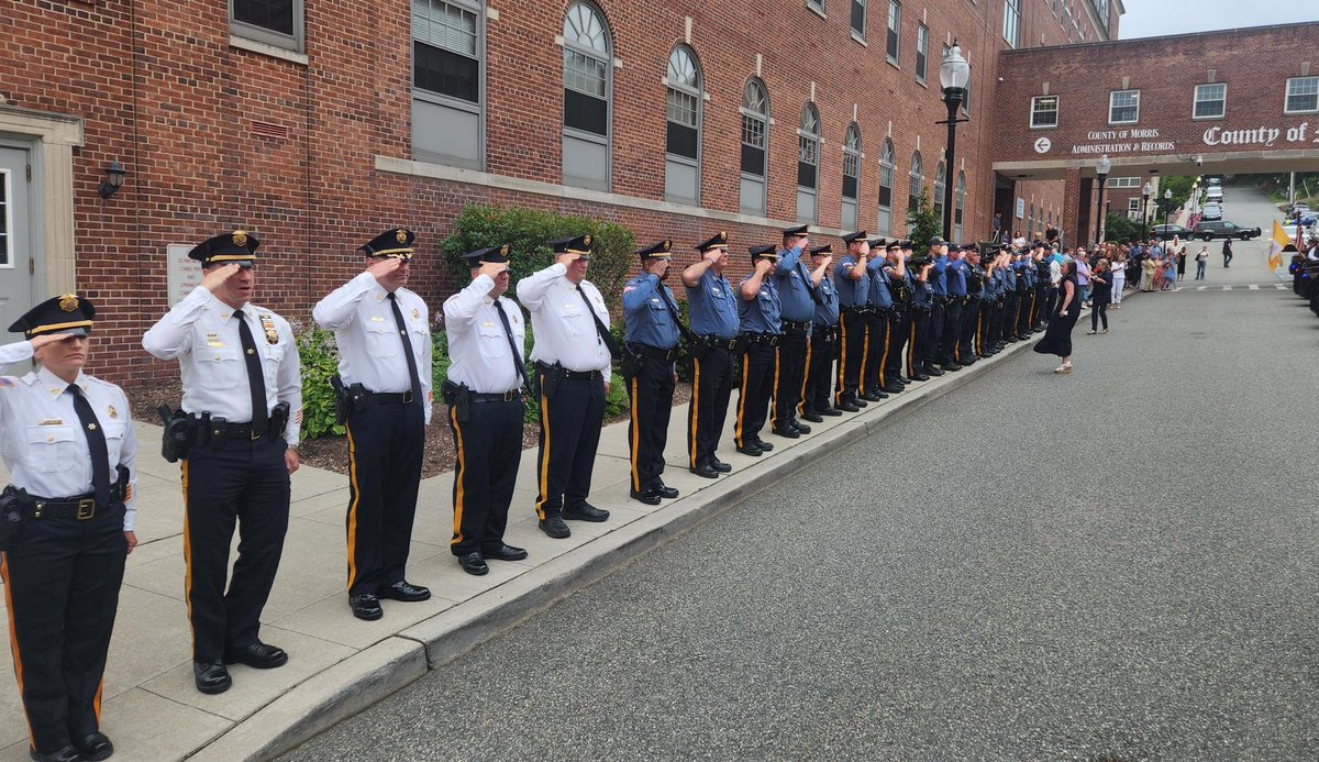 morrissheriffnj's tweet image. Morris County Sheriff’s Office Chief Retires 

Sheriff James M. Gannon honored the remarkable career of Chief Sheriff’s Officer Kelley Zienowicz today.   

Congratulations!  We all wish you well!  
#MorrisCounty #SheriffsOffice #LawEnforcement #NewJerseyLawEnforcement