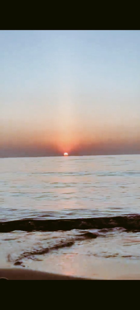 #العام_الهجري_الجديد_١٤٤٧
،،

     مابين هجري، وميلادي
                 كنت انشد الليل عن  فجري
      حتّى  تغرّبت  فبلادي.. 
                    مابين:  (ميلادي، وهجري).. 
    وفي عين سجني وجلادي
                        أيامي  انهار    ما تجري...