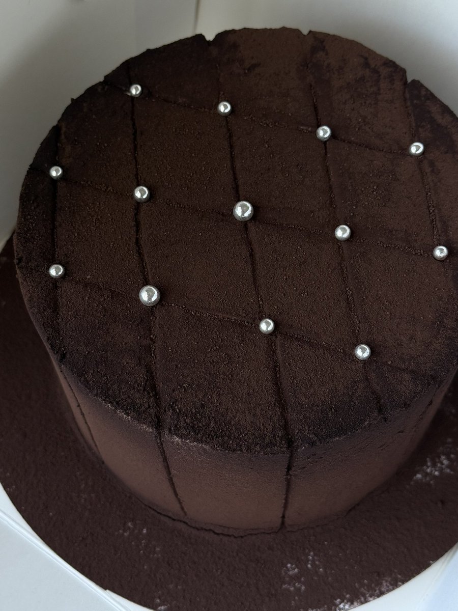 not2sw33t's tweet image. marbled chocolate vanilla cake, salted dark chocolate ganache filling, toasted milk powder swiss meringue, dusted with black cocoa