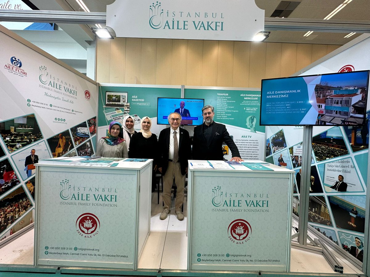 Uluslararası Aile Fuarı’nda Aile Vakfı standını ziyaret ettik. Kıymetli sohbetleri için Prof. Dr. Nevzat Tarhan’a; misafirperverlikleri için Serdar Eryılmaz Bey’e teşekkür ederiz. Aileyi yaşatmaya yönelik her anlamlı çabanın yanında olmaya devam edeceğiz.