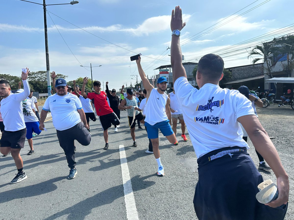DeporteDZ8's tweet photo. 📍#Nobol

Nos sumamos con alegría a la maratón por un Ecuador sin desnutrición y sin violencia y a la Feria de Servicios por la Nueva Infancia.👧👦

A través del juego, el movimiento y el deporte, promovemos una infancia protegida, activa y con oportunidades en #ElNuevoEcuador.🇪🇨 https://t.co/yi18UuVX8M