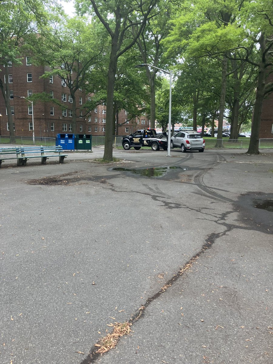 NYPDPSA1's tweet image. Our Q-Team responded to a 311 call for a vehicle parked on the grounds of the Sheephead Houses and upon response, had the vehicle summoned and towed. @NYPDPC @NYPDHousing @NYPD1stDep @NYPDCommAffairs @NYPDBklynSouth @NYPDnews @NYPDHBBk