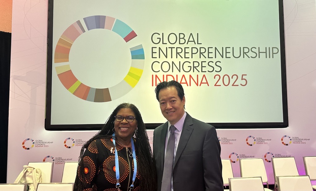 CaliforniaOSBA's tweet image. ๐ Even on vacation, Director Tara Lynn Gray is all about small biz.
Her latest From the Advocate column reflects on global entrepreneurship & CAโs leadership, with insights from @VictorHwang & Oli Barrett.
๐ Read here: ow.ly/APt850WhNbC