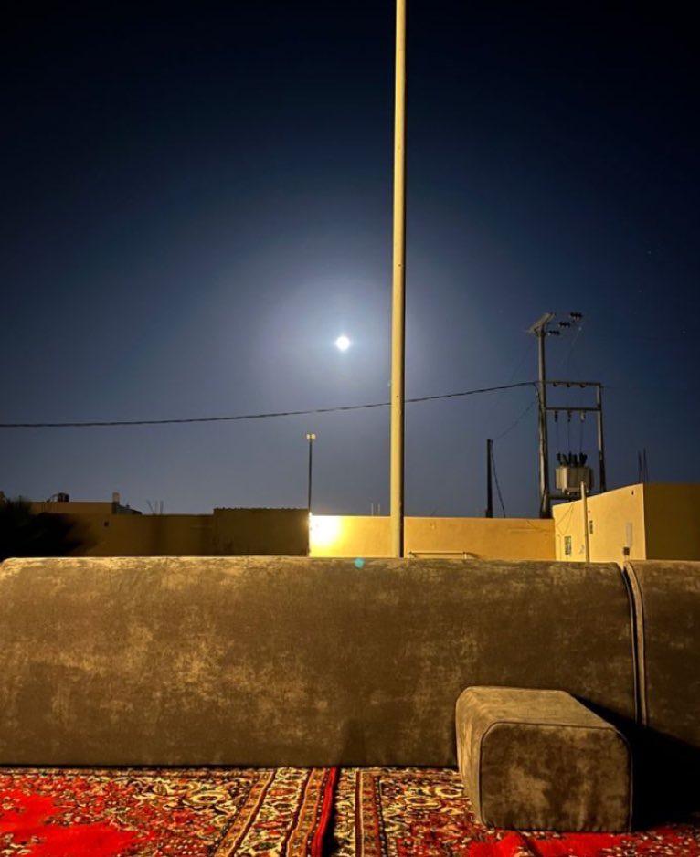 ليتهم مرو. بنا كا الغرباء
ولم. يوقضو فينا. شعور 
الانتماء في عالم كل شي
فيه مؤقت حتى الوعود.🤍