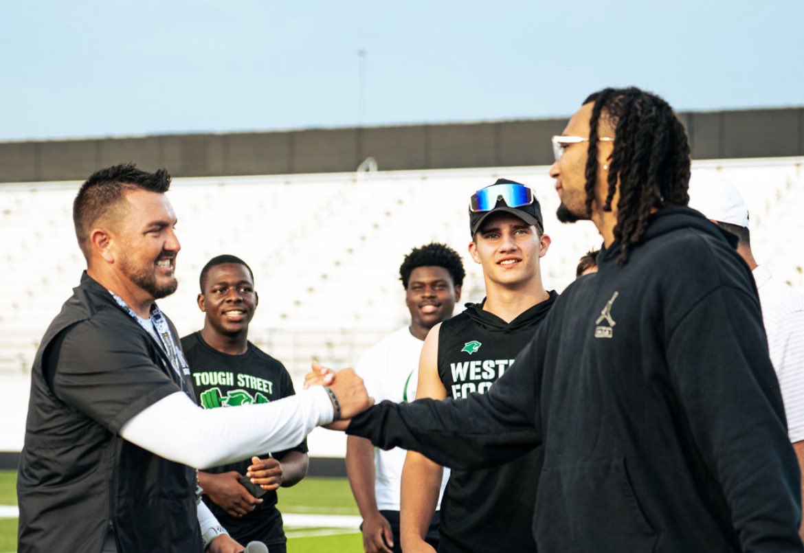 AdamKing10TV's tweet image. Such a special day at Pickerington North.
Both CJ Stroud and Ryan Day came out for their 7 on 7 camp.
A ton of teams in the area took part big the event.
Really cool to see Stroud coming back to Columbus to give back.
Photo credit: Nate Hillerich and JayFectsPhotography