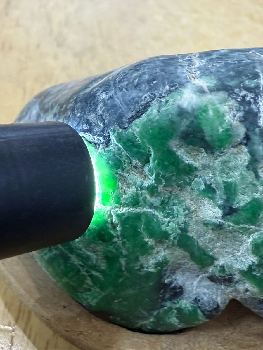 今日のヒスイは、 『黒地に濃い緑（翠）が映える金山系の翡翠