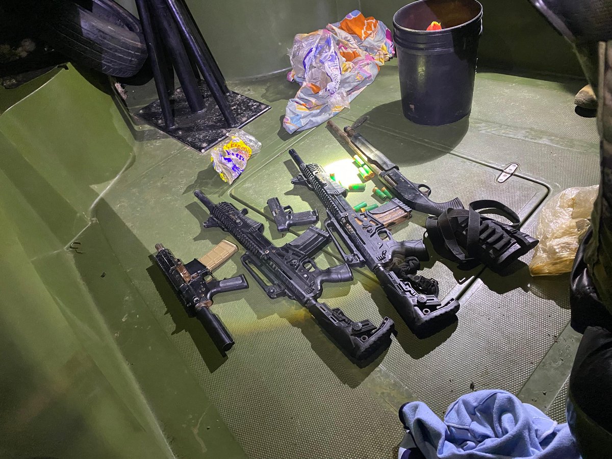 FFAAECUADOR's tweet photo. 🚨#ElOro || En el Estero #Bravito del cantón Santa Rosa, las Fuerzas Armadas ejecutaron una operación militar en una camaronera vinculada al GDO "Los Lobos".
Tras enfrentamientos armados, se decomisó un importante arsenal:

- 10 armas de fuego.
- Más de 270 municiones de distintos calibres.
- 8 cargadores.
- 1 embarcación y 2 motores fuera de borda retenidos.

Todos los indicios fueron entregados a la autoridad competente para la respectiva judicialización y trámite respectivo.        

#FFAAContigo 
#EcuadorUnaSolaFuerza