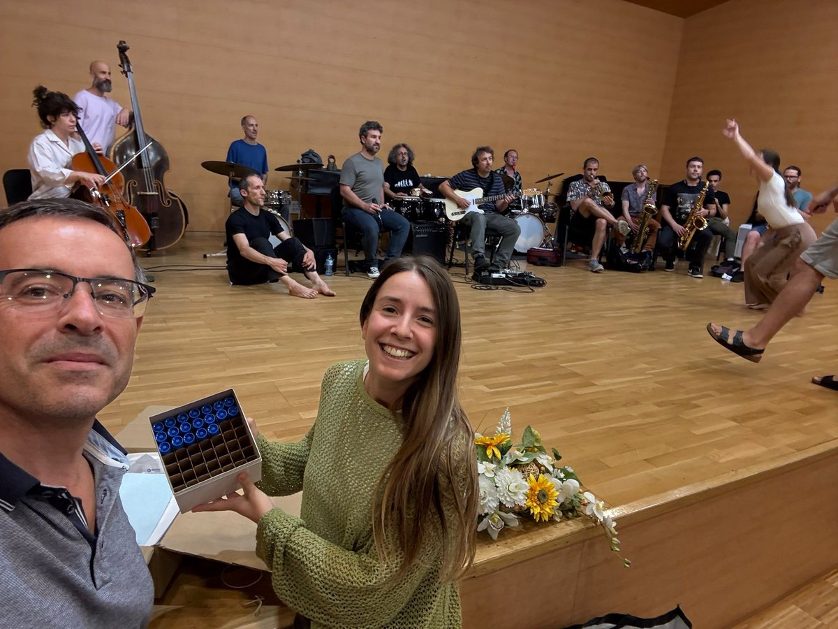 Novo proxecto de Sensogenomics!

Existen elementos no noso xenoma que coevolucionaron co estímulo musical ao longo da evolución humana? 

A música estivo presente en practicamente todas as culturas coñecidas…