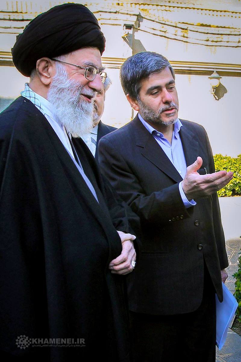 📷 صورة من لقاء وحديث الشهيد الدكتور فريدون عباسي دواني، أحد العلماء النوويين والرئيس السابق لمنظمة الطاقة الذرية الإيرانية، مع سماحة قائد الثورة الإسلامية.