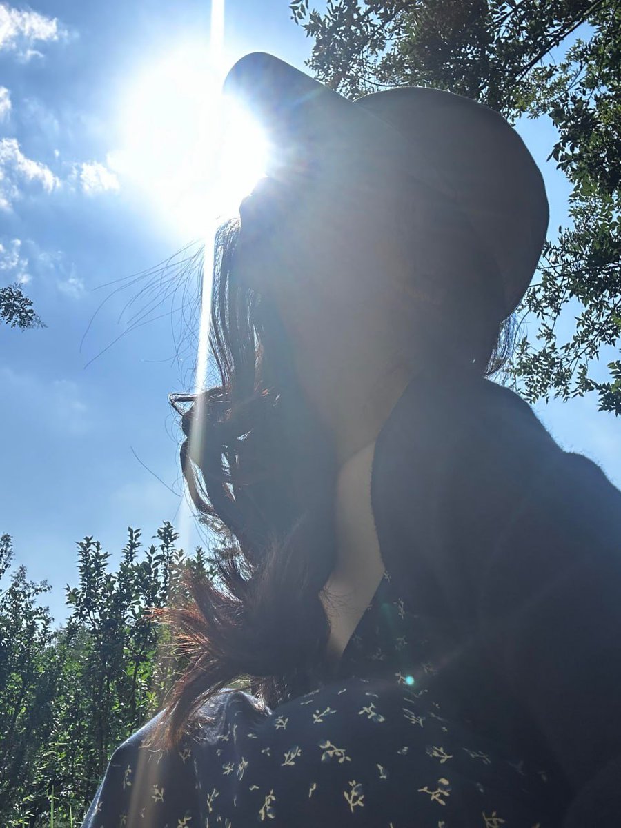icannotbelieb's tweet image. Try to make today as bright as that sunshine. Because the shining sun always looks beautiful and spreads its radiance everywhere🥰