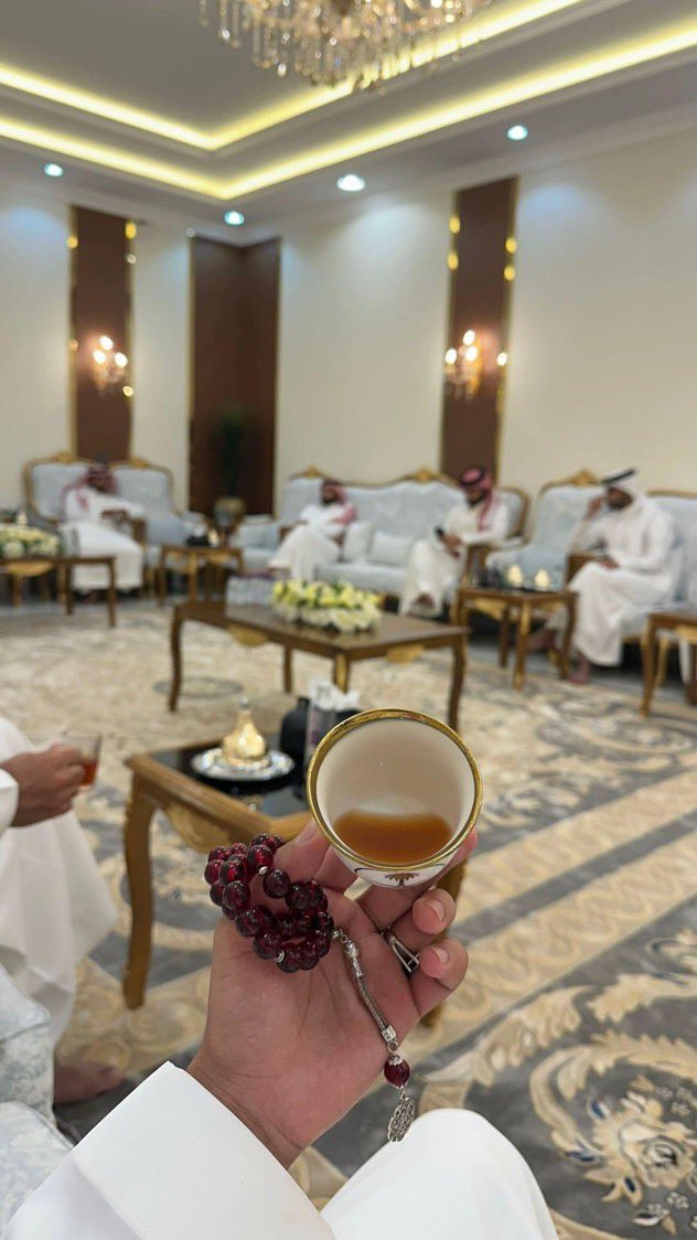بعض البشر لا صفالك من نعم ربي 
فيه البشاشه طبيعه و الوفاء عاده