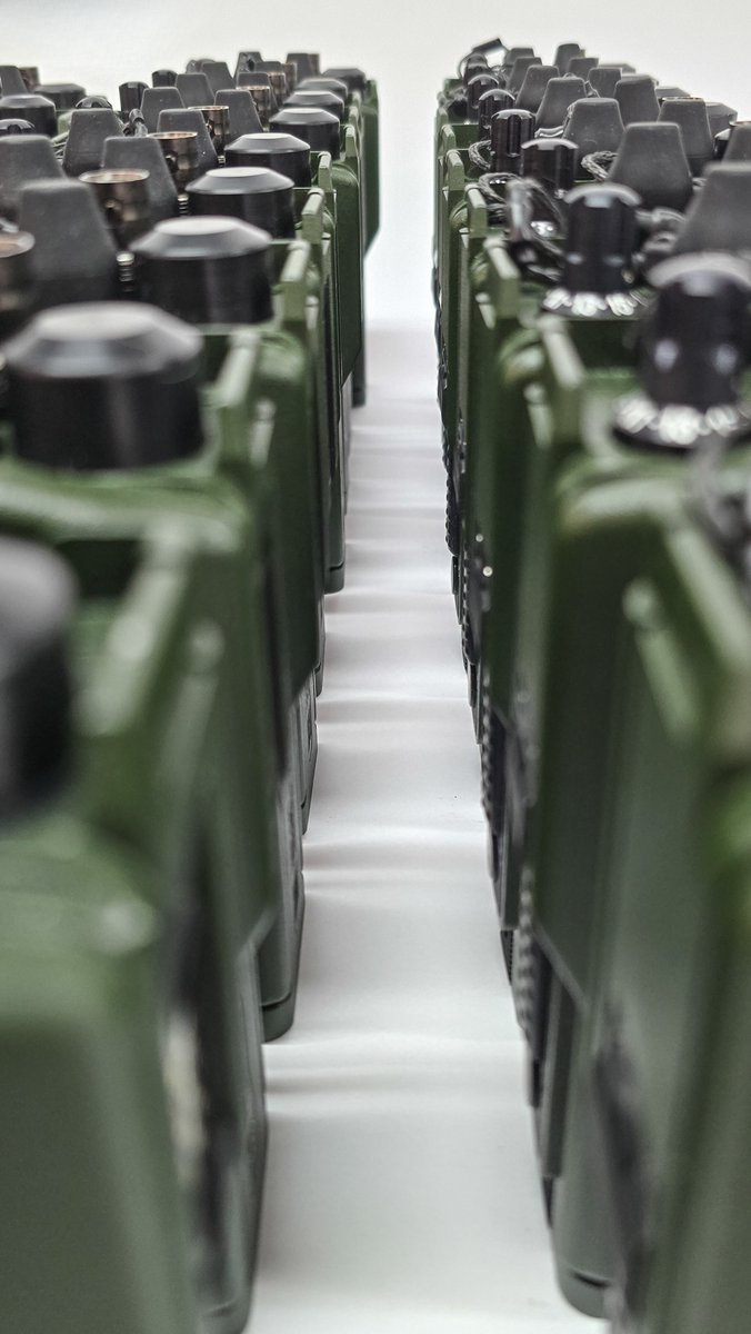 WBGroup_PL's tweet image. Pierwsza partia wyprodukowanych przez #RADMOR (spółka @WBGroup_PL) radiostacji COMP@N-Z trafiła do Wojska Polskiego. To druga w historii radiostacja, po RO Tytan/#PERAD, która uzyskała certyfikat ochrony kryptograficznej #SKW do ochrony informacji niejawnych do klauzuli