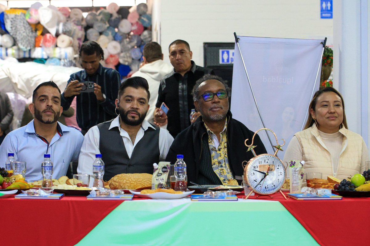 MinIgualdad_Col's tweet photo. ¡Seguimos avanzando junto al Pueblo Rrom en una agenda común de equidad, autonomía y justicia cultural.
 
Hoy, en cabeza del ministro Carlos Rosero, la viceministra de pueblos étnicos Aura Tegria y nuestra dirección de pueblo Rrom, en articulación con la @diancolombia y la Mesa Nacional de Diálogo Gitano, entregamos 3.000 rollos de tela para fortalecer los emprendimientos de las mujeres Rrom, con las que puedan dignificar sus oficios tradicionales y ampliar sus oportunidades de desarrollo.