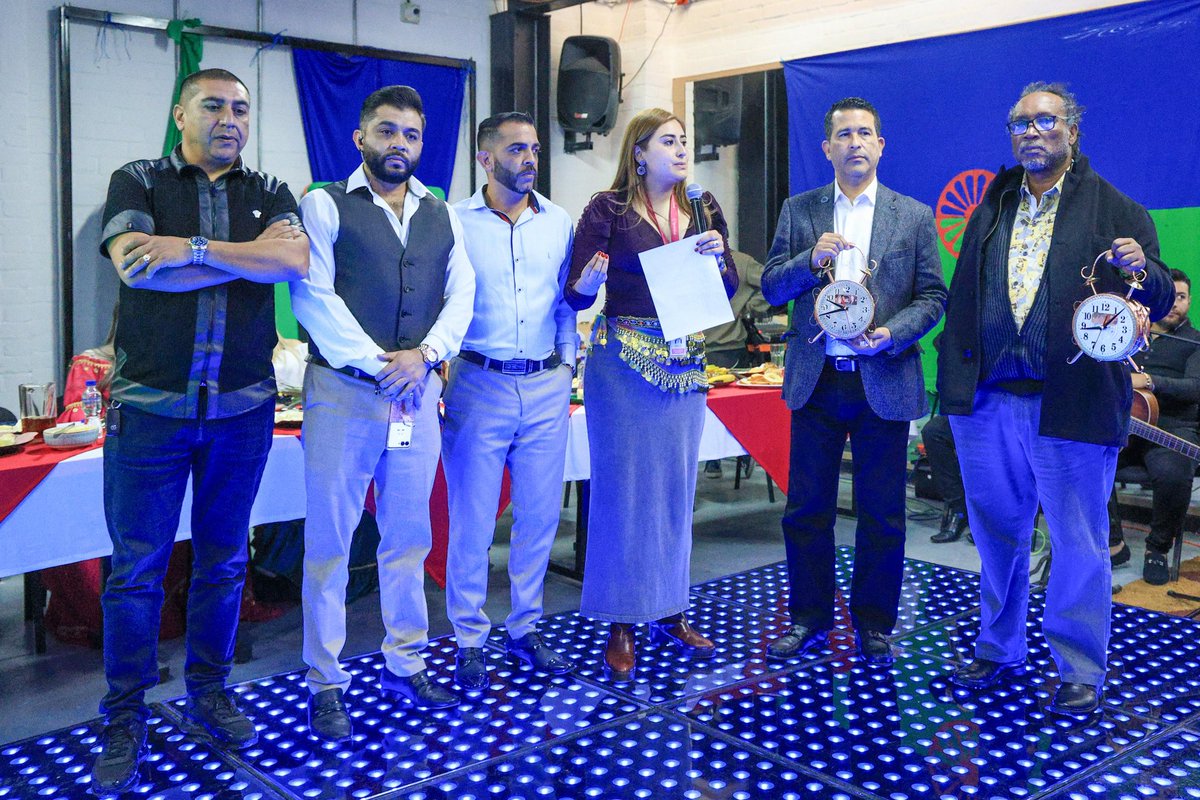 MinIgualdad_Col's tweet photo. ¡Seguimos avanzando junto al Pueblo Rrom en una agenda común de equidad, autonomía y justicia cultural.
 
Hoy, en cabeza del ministro Carlos Rosero, la viceministra de pueblos étnicos Aura Tegria y nuestra dirección de pueblo Rrom, en articulación con la @diancolombia y la Mesa Nacional de Diálogo Gitano, entregamos 3.000 rollos de tela para fortalecer los emprendimientos de las mujeres Rrom, con las que puedan dignificar sus oficios tradicionales y ampliar sus oportunidades de desarrollo.