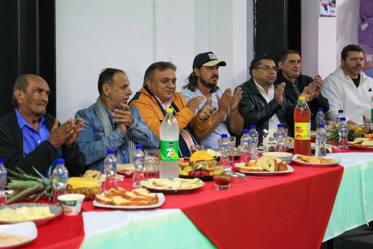 MinIgualdad_Col's tweet photo. ¡Seguimos avanzando junto al Pueblo Rrom en una agenda común de equidad, autonomía y justicia cultural.
 
Hoy, en cabeza del ministro Carlos Rosero, la viceministra de pueblos étnicos Aura Tegria y nuestra dirección de pueblo Rrom, en articulación con la @diancolombia y la Mesa Nacional de Diálogo Gitano, entregamos 3.000 rollos de tela para fortalecer los emprendimientos de las mujeres Rrom, con las que puedan dignificar sus oficios tradicionales y ampliar sus oportunidades de desarrollo.