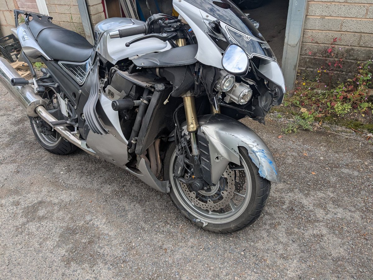 kwakbiker's tweet photo. One reason I've been a bit quieter on here and a very good reason to always wear your kit. Managed to hobble away from this a few days ago, car turned right across me, no chance, RIP ZZR you were ace https://t.co/uob9Ou1PCT