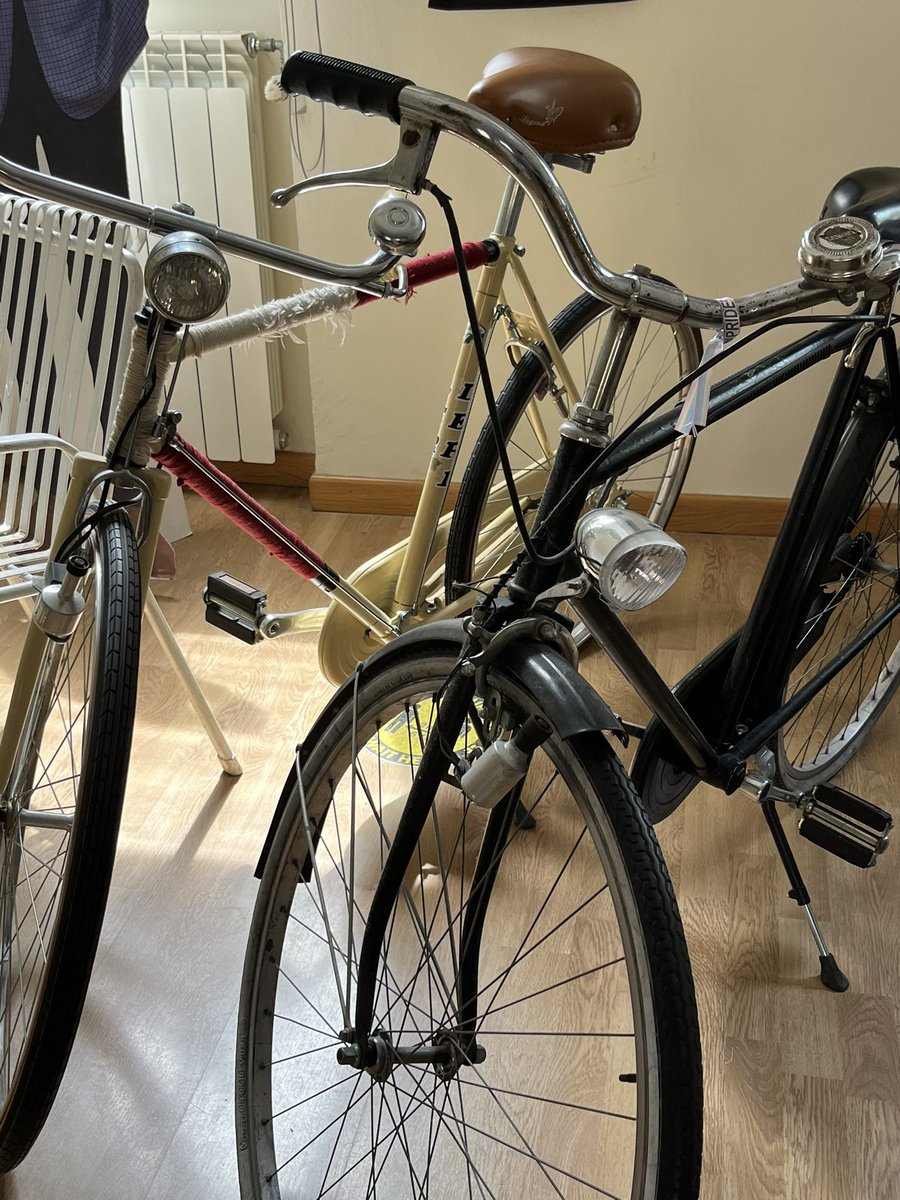 t0fut1ts's tweet photo. Mini museo!!, están las sillas y la mesa blanca, y las bicis que usaron en la peli y figuras de cartón del Timouxi Cha le mei y el otro https://t.co/ll9VIZhTbv