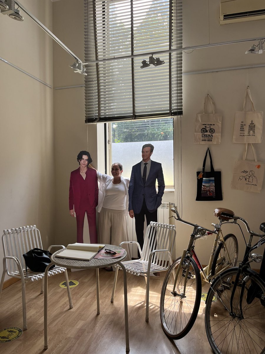 t0fut1ts's tweet photo. Mini museo!!, están las sillas y la mesa blanca, y las bicis que usaron en la peli y figuras de cartón del Timouxi Cha le mei y el otro https://t.co/ll9VIZhTbv