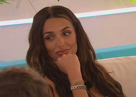 dayasoinlove's tweet photo. these girls are giving season 5 girl level of islander, i feel sorry for those who don’t get it #LoveIsland #LoveIslandUK https://t.co/UqqogSF7y9