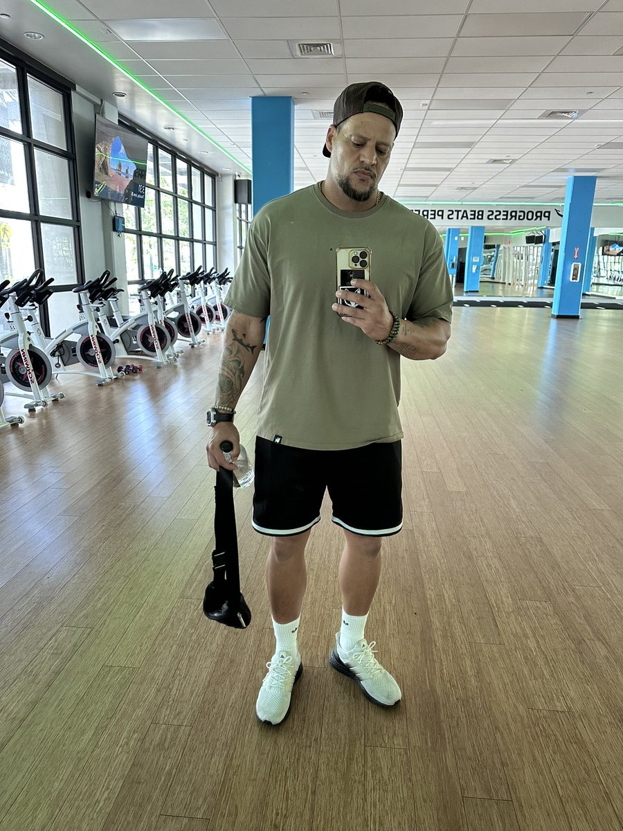 81hugui's tweet photo. Gym bound like always!! Fuel ⛽️ up https://t.co/i2NS74VANB