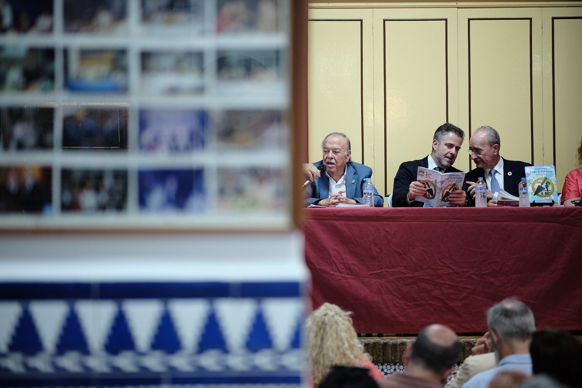 El alcalde, <a href="/pacodelatorrep/">Paco de la Torre</a>, junto al concejal del distrito #Este, <a href="/carlosmconde/">Carlos Conde</a>, y otros ediles de la Corporación, ha asistido al acto de presentación del libro 'Historia de la Peña El Palustre 1967-2024' de Manuel Peláez, en la Peña Recreativa El Palustre.