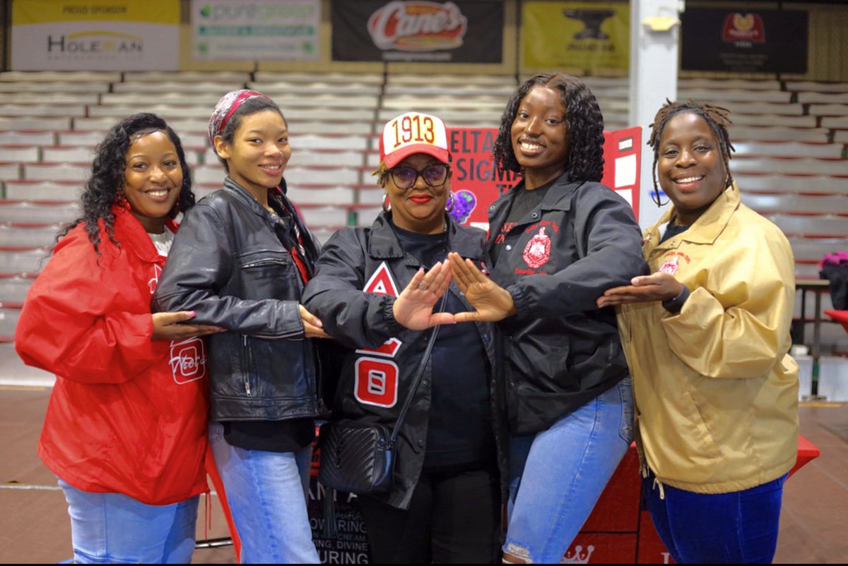 VAUnion1865's tweet image. Panther Pride + Greek unity 🤍🐾 VUU alumnae are giving back and lifting as they climb. 🎓 Don’t wait—text VUUGives to 41444 or click the link in our bio to support VUU before Alumni Day of Giving on June 30! #VUUGives #PantherPride