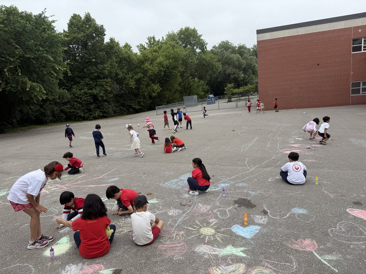 stgabriel_TCDSB's tweet image. Primary picnic. Bubbles, side walk chalk and freezies. A wonderful end to the year. 🫧🫧🫧🫧