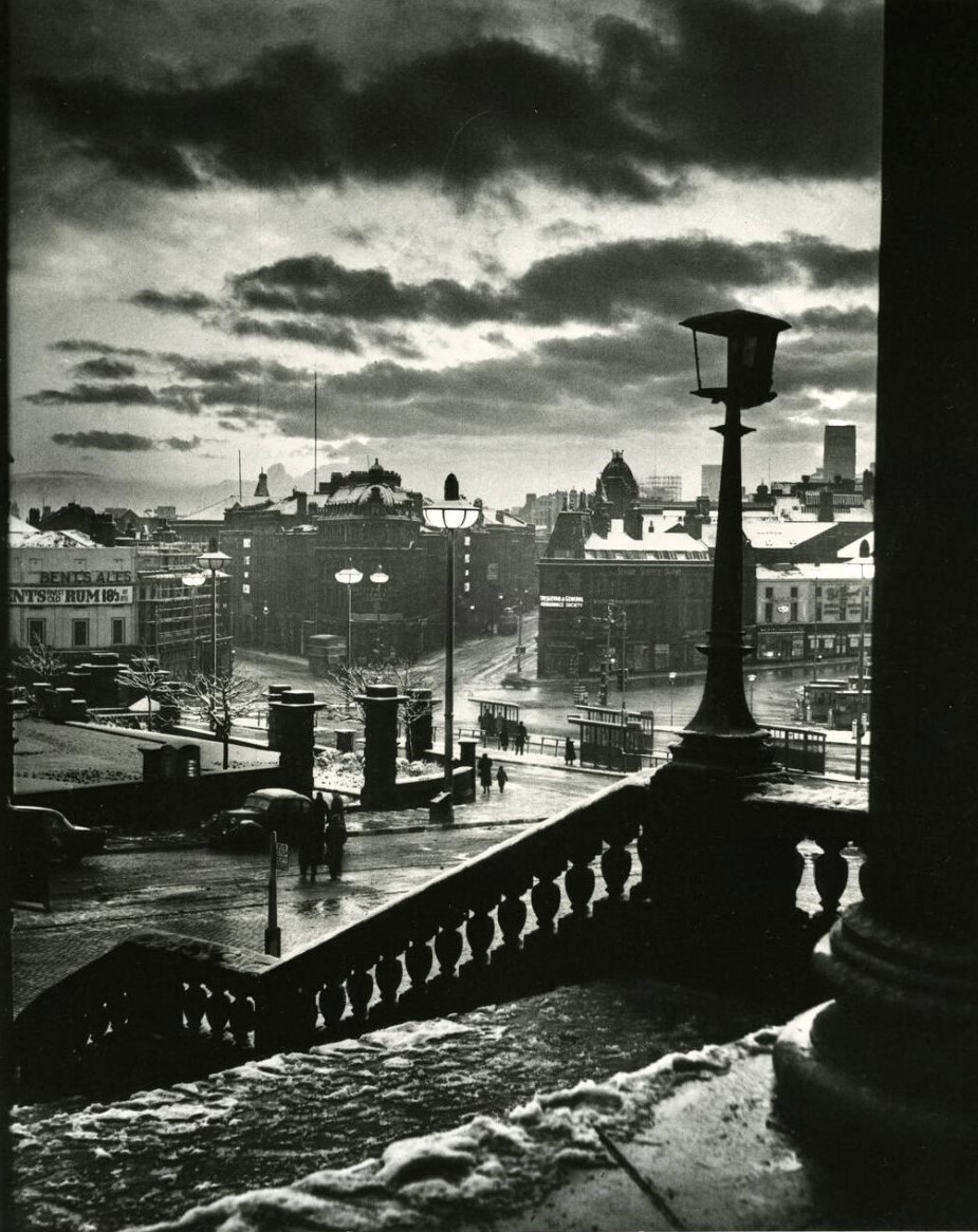 Museum Steps #Liverpool in the 1940s 📸Edward Chambre Hardman.