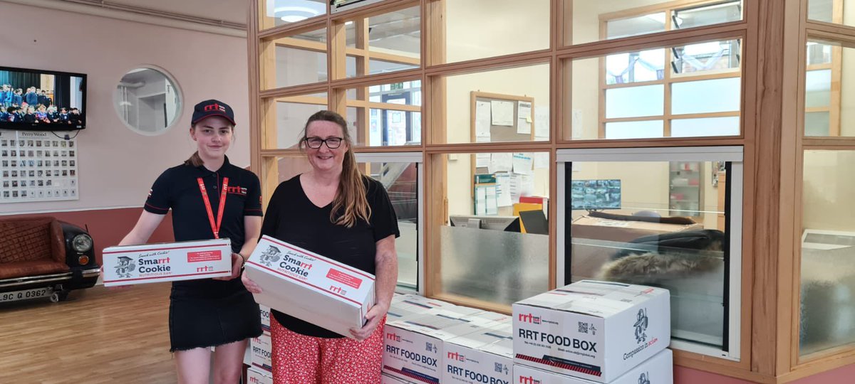 PWPrimary's tweet image. Perry Wood Primary supporting families with the help and support of the Rapid Relief Team. 25 food parcels ready to go out to families and 2 big boxes of breakfast bars.