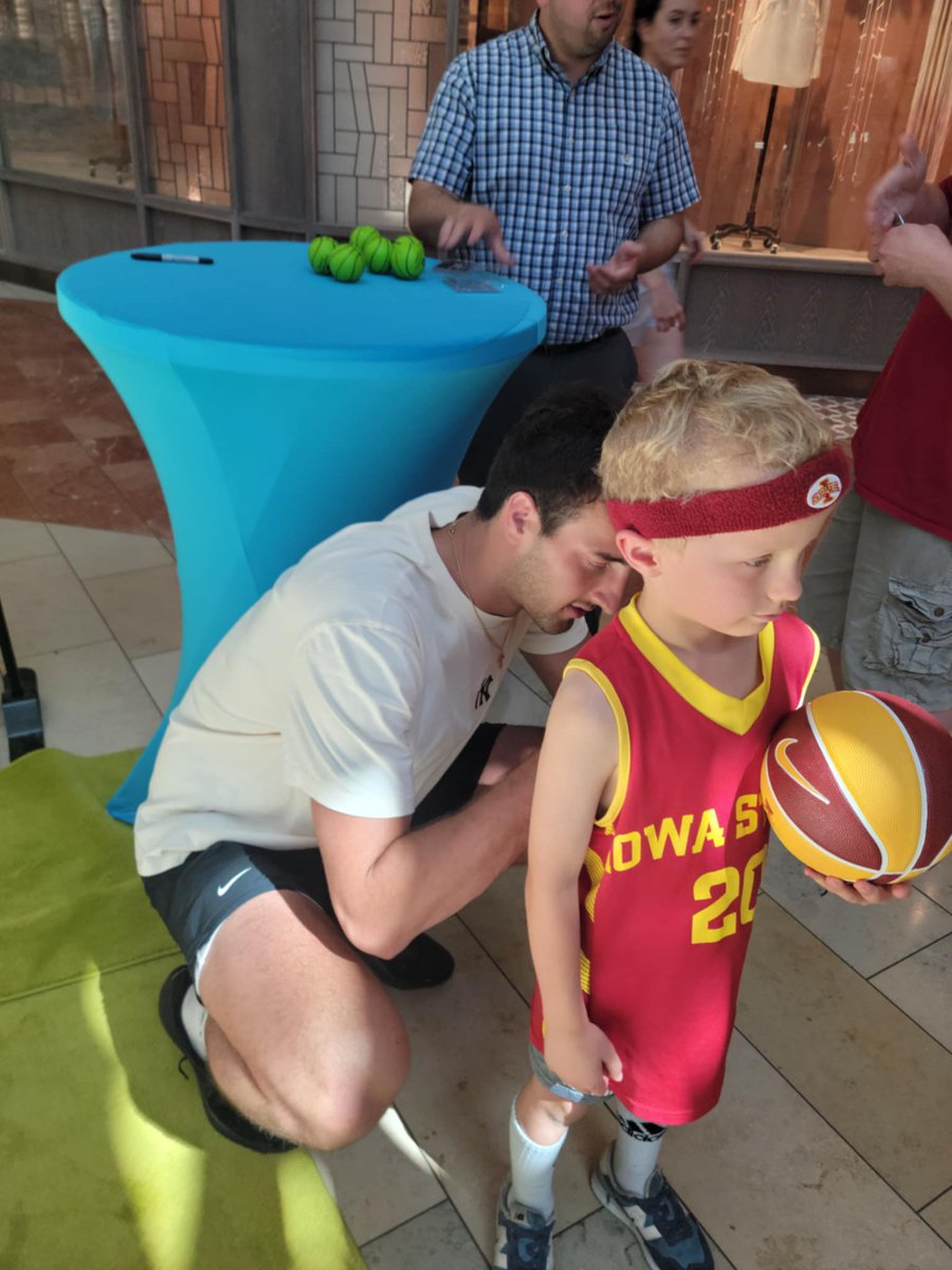 DrakeFanTarren's tweet image. I loved meeting @MilanMomcilovi5 today! Can’t wait to watch you this season! 🏀 🌪️