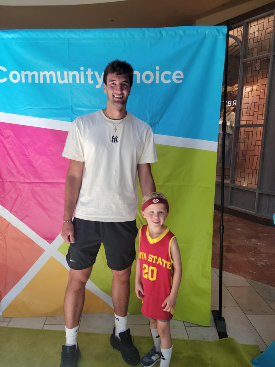 DrakeFanTarren's tweet image. I loved meeting @MilanMomcilovi5 today! Can’t wait to watch you this season! 🏀 🌪️