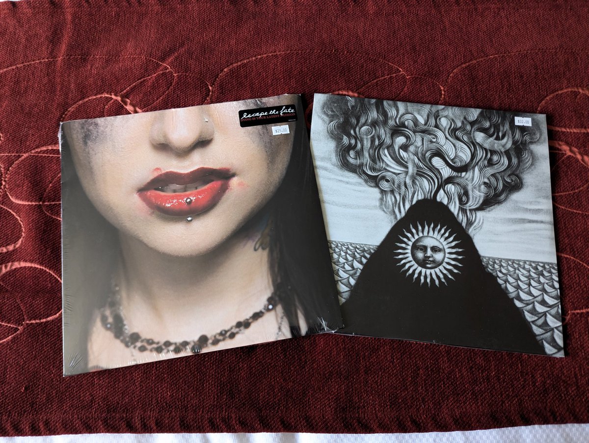 danny__phantomm's tweet photo. vinyl haul https://t.co/pfAnI5Df97